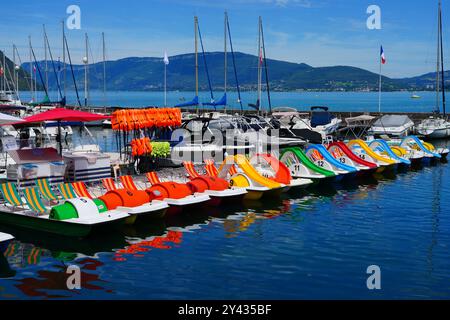 BOURGET-DU-LAC, FRANKREICH – 5. JUL 2024 – Sommerblick auf die Stadt Bourget du Lac am Lac du Bourget See in Savoie, Alpen, Frankreich. Stockfoto