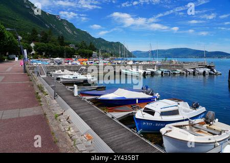 BOURGET-DU-LAC, FRANKREICH – 5. JUL 2024 – Sommerblick auf die Stadt Bourget du Lac am Lac du Bourget See in Savoie, Alpen, Frankreich. Stockfoto