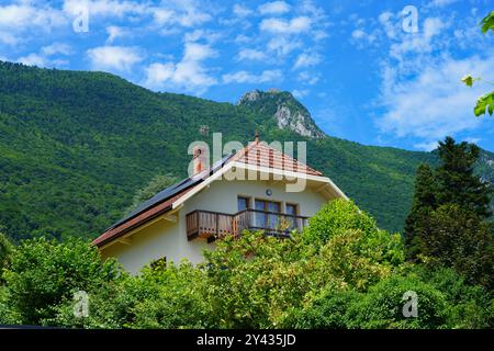 BOURGET-DU-LAC, FRANKREICH – 5. JUL 2024 – Sommerblick auf die Stadt Bourget du Lac am Lac du Bourget See in Savoie, Alpen, Frankreich. Stockfoto