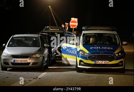 Aachen, Deutschland. September 2024. Polizeibeamte kontrollieren Fahrzeuge an der Grenze zu Belgien. Wie angekündigt hat Deutschland seine bestehenden Grenzkontrollen im Osten und Süden des Landes auf die Landgrenze im Westen ausgedehnt. Quelle: Roberto Pfeil/dpa/Alamy Live News Stockfoto