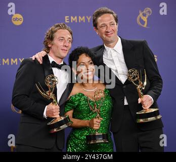 Los Angeles, Usa. September 2024. (L-R) Jeremy Allen White, Gewinner des herausragenden Hauptdarstellers in einer Comedy-Serie, Liza Colón-Zayas, Gewinnerin der herausragenden Nebendarstellerin in einer Comedy-Serie und Ebon Moss-Bachrach, Gewinnerin des herausragenden Nebendarstellers in einer Comedy-Serie für 'The Bear' Backstage während der 76. Jährlichen Primetime Emmy Awards im Peacock Theater in Los Angeles am Sonntag, 15. September 2024. Foto von Chris Chew. Quelle: UPI/Alamy Live News Stockfoto