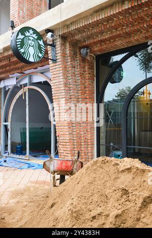 Bauarbeiten für ein neues Starbucks Café-Franchise in Vientiane, Laos. Stockfoto