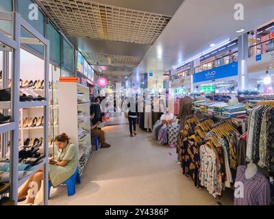 Verschiedene Kleidung, Schuhgeschäfte, Verkaufsstände im Talat Sao Morning Market Komplex in Vientiane, Laos. Stockfoto