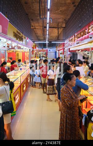 Menschenmassen treffen sich in Goldschmuckläden und Verkaufsständen im Talat Sao Morning Market Complex in Vientiane, Laos. Stockfoto