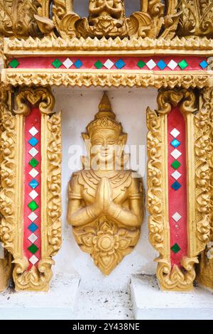 Fries eines goldenen Buddhas mit betenden, gefesselten Händen im Wat Chanthaboury Buddhistischen Tempel in Vientiane, Laos. Stockfoto