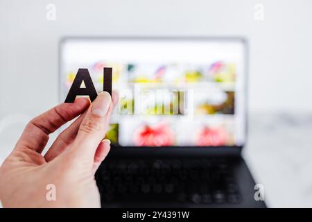 KI-Text vor Laptop-Bokeh mit unscharfen Bildern, Konzept der künstlichen Intelligenz, das generative Inhalte auf der Grundlage menschlicher Kunst erstellt Stockfoto