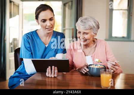 Tablette, Beratung und Krankenschwester mit Seniorin zu Hause, die Ernährungsdiät bei Diabetes erklären. Glücklich, Check-up und Betreuerin mit älteren Frauen Stockfoto