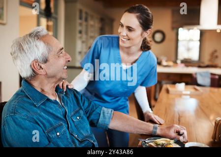 Check-up, Helfer und Krankenschwester mit Seniorenmann in betreuter Wohneinrichtung mit gesundem Frühstück für Ernährung. Glücklicher, sprechender und medizinischer Betreuer Stockfoto