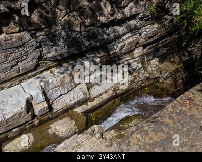 Detaillierte Textur von Schichten und Rissen in Sedimentgesteinsbildung Stockfoto