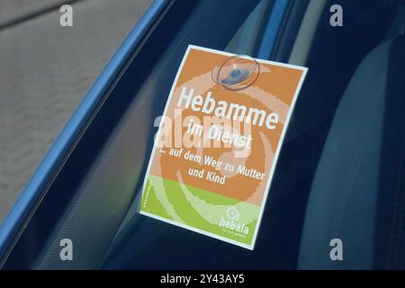 Schild Hebamme im Dienst Schild Hebamme im Dienst, 12.09.2024. Borkwalde, Brandenburg, in einem Auto befindet sich ein Schild mit dem Schriftzug Hebamme im Dienst. *** Schild Hebamme im Dienst Schild Hebamme im Dienst, 12 09 2024 Borkwalde, Brandenburg, in einem Auto befindet sich ein Schild mit der Schrift Hebamme im Dienst Stockfoto