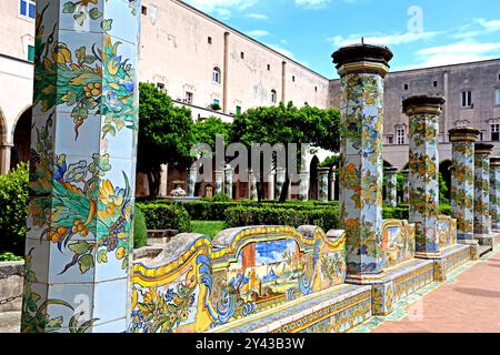 Die Majolica Cloisters-Gegend der Chiara Monument Kirche in Neapel Italien Stockfoto