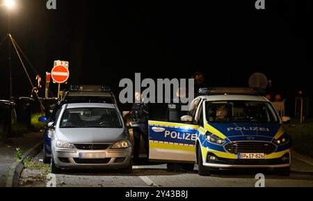 Aachen, Deutschland. September 2024. Polizeibeamte kontrollieren Fahrzeuge an der Grenze zu Belgien. Wie angekündigt hat Deutschland seine bestehenden Grenzkontrollen im Osten und Süden des Landes auf die Landgrenze im Westen ausgedehnt. Hinweis: Roberto Pfeil/dpa - ACHTUNG: Kennzeichen wurde aus rechtlichen Gründen pixeliert/dpa/Alamy Live News Stockfoto