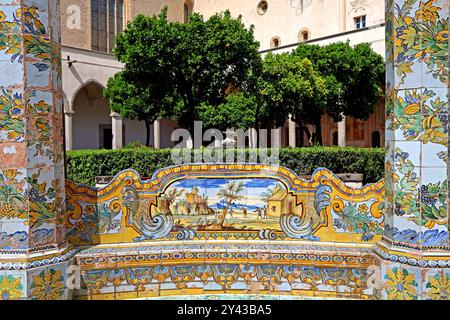 Die Majolica Cloisters-Gegend der Chiara Monument Kirche in Neapel Italien Stockfoto