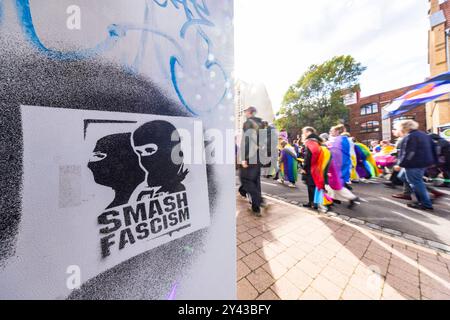 CSD Eisenach 2024 14092024 - ein Graffitto mit der Aufschrift Smash Facism am Rand der Parade der Christopher Street Day CSD in Eisenach brachte mehrere Hundert Menschen zusammen, die für offene Lebensformen und Liebe plaedierten und demonstrierten. Eisenach Thüringen *** CSD Eisenach 2024 14092024 Ein Graffiti mit der Inschrift Smash Faschismus am Rande der Parade der Christopher Street Day CSD in Eisenach brachte mehrere hundert Menschen zusammen, die sich für offene Lebensstile und Liebe für Eisenach Thüringen Deutschland 140924 ppb-22 einsetzten und demonstrierten Stockfoto