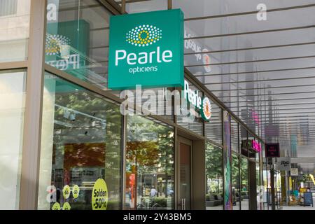 Schild für Pearle Brillenladen auf der Straße. Hasselt.Limburg-Belgien. 30-06-2023 Stockfoto