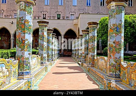 Die Majolica Cloisters-Gegend der Chiara Monument Kirche in Neapel Italien Stockfoto