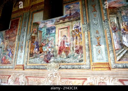 Die Majolica Cloisters-Gegend der Chiara Monument Kirche in Neapel Italien Stockfoto