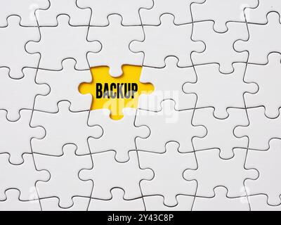 Sicherung und Wiederherstellung von Datei- oder Computerdaten. Backup-Plan für Unternehmen. Das Wort Backup steht auf dem fehlenden Puzzle. Stockfoto