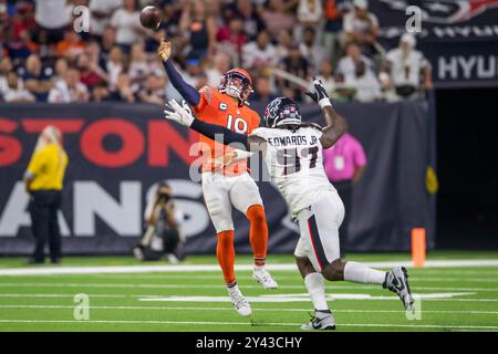 15. September 2024: Chicago Bears Quarterback Caleb Williams (18) wirft einen Pass über Houston Texans Defensive End Mario Edwards Jr. (97) während eines Spiels zwischen den Chicago Bears und den Houston Texans in Houston, Texas. Trask Smith/CSM Stockfoto