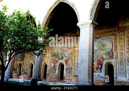 Die Majolica Cloisters-Gegend der Chiara Monument Kirche in Neapel Italien Stockfoto