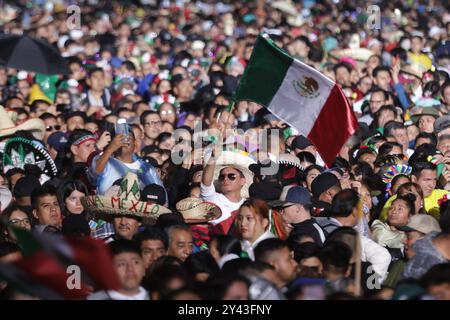 Mexiko-Stadt, Mexiko. September 2024. Die Menschen nehmen an der Zeremonie „Cry of Dolores“ Teil, um den 214. Jahrestag seines Kampfes für die Unabhängigkeit von der spanischen Kolonialherrschaft auf dem Zocalo-Platz in Mexiko-Stadt, Mexiko, 15. September 2024, zu feiern. Quelle: Francisco Canedo/Xinhua/Alamy Live News Stockfoto