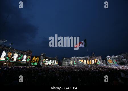 Mexiko-Stadt, Mexiko. September 2024. Die Menschen nehmen an der Zeremonie „Cry of Dolores“ Teil, um den 214. Jahrestag seines Kampfes für die Unabhängigkeit von der spanischen Kolonialherrschaft auf dem Zocalo-Platz in Mexiko-Stadt, Mexiko, 15. September 2024, zu feiern. Quelle: Francisco Canedo/Xinhua/Alamy Live News Stockfoto