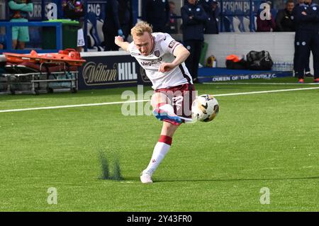 Gummigranulat steigt aus dem 3G-Synthetik-Feld im Palmerston Park, Dumfries, als Innes Murray einen Freistoß für Arbroath vs Queen of the South ergreift. Stockfoto