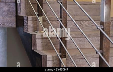 Holztreppe aus Eiche im Haus mit Geländern, Metallsprossen. Ökologisch saubere natürliche Materialien. Bau und Reparatur. Stockfoto