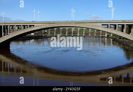 Reflexionen der New Road & Railway Bridges im River Tweed von der Old Bridge in Berwick-upon-Tweed, Northumberland, England, Großbritannien. Stockfoto