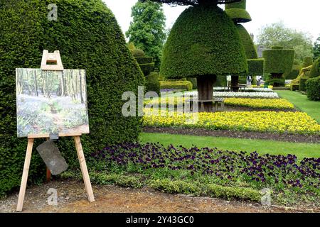 Ölgemälde auf einer Staffelei in Levens Hall Manor House Gardens im Lake District National Park, Cumbria, England, Großbritannien. Stockfoto