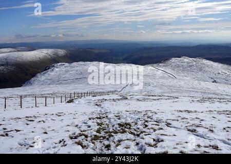 Schneebedeckte „Goat Scar“ und „Shipman Knotts“ vom Wainwright „Kentmere Pike“ im Lake District National Park, Cumbria, England, Großbritannien Stockfoto
