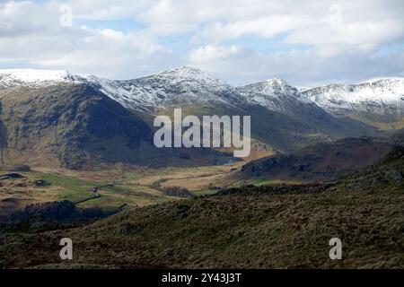 Der Schnee bedeckte Wainwrights „Yoke“ „Ill Bell“ und „Froswick“ von „Shipman Knotts“ Kentmere, Lake District National Park, Cumbria, England, Großbritannien Stockfoto