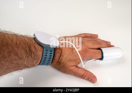 Sleep Apnoa Diagnostic Medical Device Kit, das an einem Handgelenk befestigt ist, um die persönliche Gesundheit zu verfolgen Stockfoto