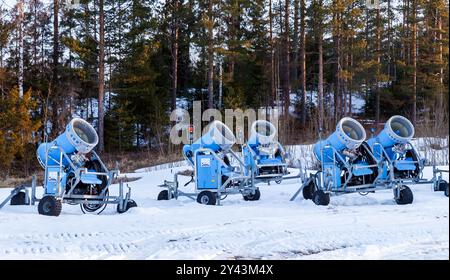 Beschneiungsanlagen für die Schneeerzeugung durch Druck von Wasser und Druckluft durch eine Schneeerzeugungsanlage Stockfoto