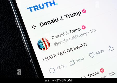 Offizieller Post Donald Trumps über Taylor Swift auf seiner Truth Social-Plattform, die auf dem iphone-Bildschirm zu sehen ist. Stafford, Vereinigtes Königreich, 16. September 2024 Stockfoto