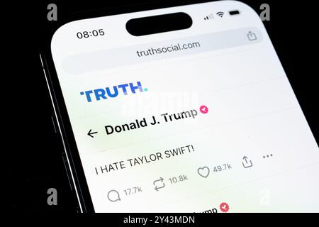 Offizieller Post Donald Trumps über Taylor Swift auf seiner Truth Social-Plattform, die auf dem iphone-Bildschirm zu sehen ist. Stafford, Vereinigtes Königreich, 16. September 2024 Stockfoto