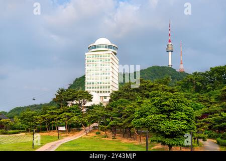 Seoul Education Research and Information Institute and Communication Tower auf dem Namsan Mountain in Seoul, Südkorea Stockfoto