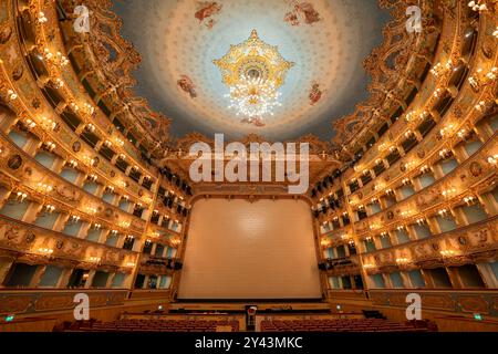 Venedig, Italien - 24. März 2024 - Inneneinrichtung des Teatro La Fenice, Inneneinrichtung im Rokoko-Stil mit Auditorium, Bühne und Decke mit Gemälden und ch Stockfoto