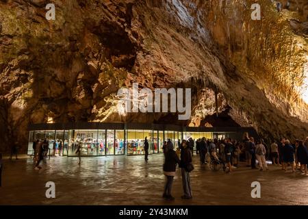 Postojna, Slowenien - 15. Juli 2022: Innenraum der Höhle von Postojna (Slowenisch: Postojnska jama), große Kammer in Karsthöhle und Souvenirladen in der Nähe der e Stockfoto