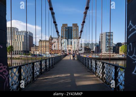 Glasgow, Schottland, Vereinigtes Königreich - 11. Mai 2023 - South Portland Street Suspension Bridge über den Fluss Clyde, Fußgängerbrücke von 1853, Wahrzeichen der Stadt. Stockfoto