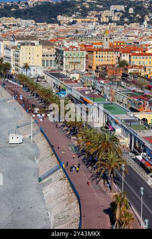 Nizza, Frankreich - 6. April 2018 - Stadt an der französischen Riviera, Küstenstadt entlang der von Palmen gesäumten Strandpromenade. Stockfoto