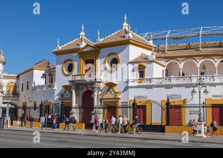 Sevilla, Spanien - 24. Oktober 2023 - Menschen an der Stierkampfarena Plaza de Toros de la Real Maestranza de Caballería de Sevilla, Wahrzeichen der Stadt. Stockfoto