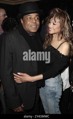 Aktenfoto vom 22. April 01/09 der ehemaligen Jackson 5-Mitglieder Tito und LaToya Jackson nehmen an der Thriller Live After Party im Cafe de Paris in Piccadilly, London Teil. Jackson 5-Star Tito Jackson ist im Alter von 70 Jahren gestorben, wie seine Familie mitteilte. Der Musiker, der ältere Bruder des verstorbenen Popstars Michael Jackson, war Vater der Söhne Taj, Taryll und TJ Jackson, die sagten, sie seien „schockiert, traurig und herzzerreißt“ über seinen Tod. Ausgabedatum: Montag, 16. September 2024. Stockfoto