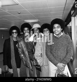 Dateifoto vom 02/79 von Michael Jackson (Mitte) mit seinen Brüdern (von links nach rechts): Marlon, Jackie, Randy und Tito „The Jackson Five“ am Flughafen Heathorw, London, die aus Amsterdam zu ihrer britischen Tour ankommen. Jackson 5-Star Tito Jackson ist im Alter von 70 Jahren gestorben, wie seine Familie mitteilte. Der Musiker, der ältere Bruder des verstorbenen Popstars Michael Jackson, war Vater der Söhne Taj, Taryll und TJ Jackson, die sagten, sie seien „schockiert, traurig und herzzerreißt“ über seinen Tod. Ausgabedatum: Montag, 16. September 2024. Stockfoto