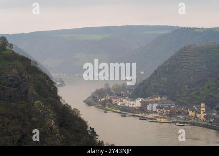 Die Loreley, steiler Schieferfelsen am Rhein in der Rheinschlucht bei Sankt Goarshausen, Teil des Oberen Mittelrheintals UNESCO Worl Stockfoto