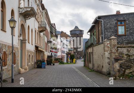 Flusstal, Kaub, Stadt in Rheinland-Pfalz, Deutschland an einem Frühlingstag am Rhein Stockfoto