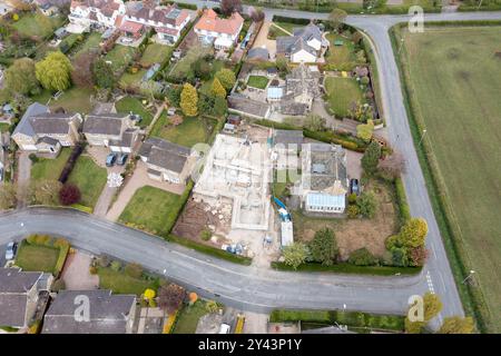 Luftbild eines typischen Wohnsitzes im Dorf Boston Spa in Leeds West Yorkshire mit einem neuen Haus, das mit den Fundamenten von gebaut wird Stockfoto
