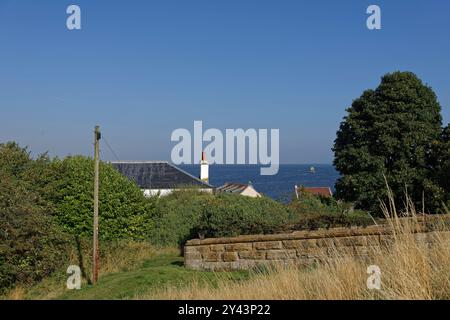 Blick über die Dächer von Tayport, während Sie an der Fife-Küste auf dem Weg zum Larrick in der Tay-Mündung sind. Stockfoto