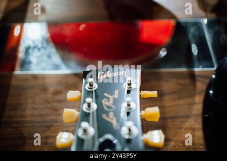 Bangkok, Thailand - 18. Mai 2024: Gibson Les Paul E-Gitarre in einem Regal im Gitarrenladen. Stockfoto