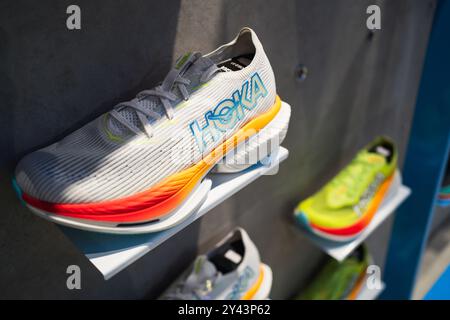 Bangkok, Thailand - 12. September 2024: Hoka Cielo x1 Laufschuhe im Hoka Shop. Stockfoto